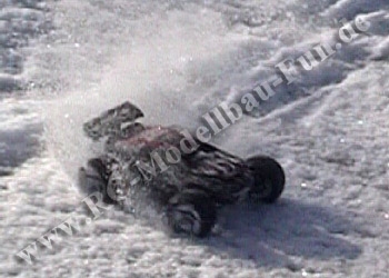 RC Truggy Traxxas E-Revo VXL Brushless 1:16 4WD RTR im Schnee