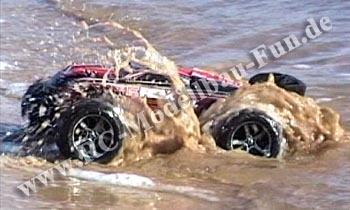 Wasserdichtes RC Auto (RC Truggy) Traxxas E-Revo VXL Brushless 1:16 4WD RTR im Wasser
